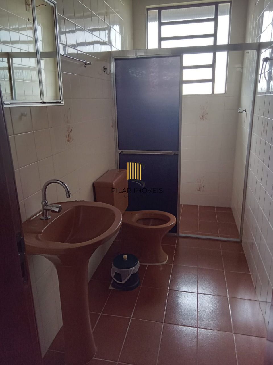 Casa com 3 dormitórios , 2 vagas de garagem fechada !