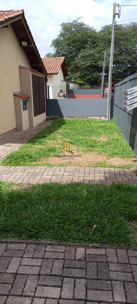 Casa em condomínio com 02 dormitórios