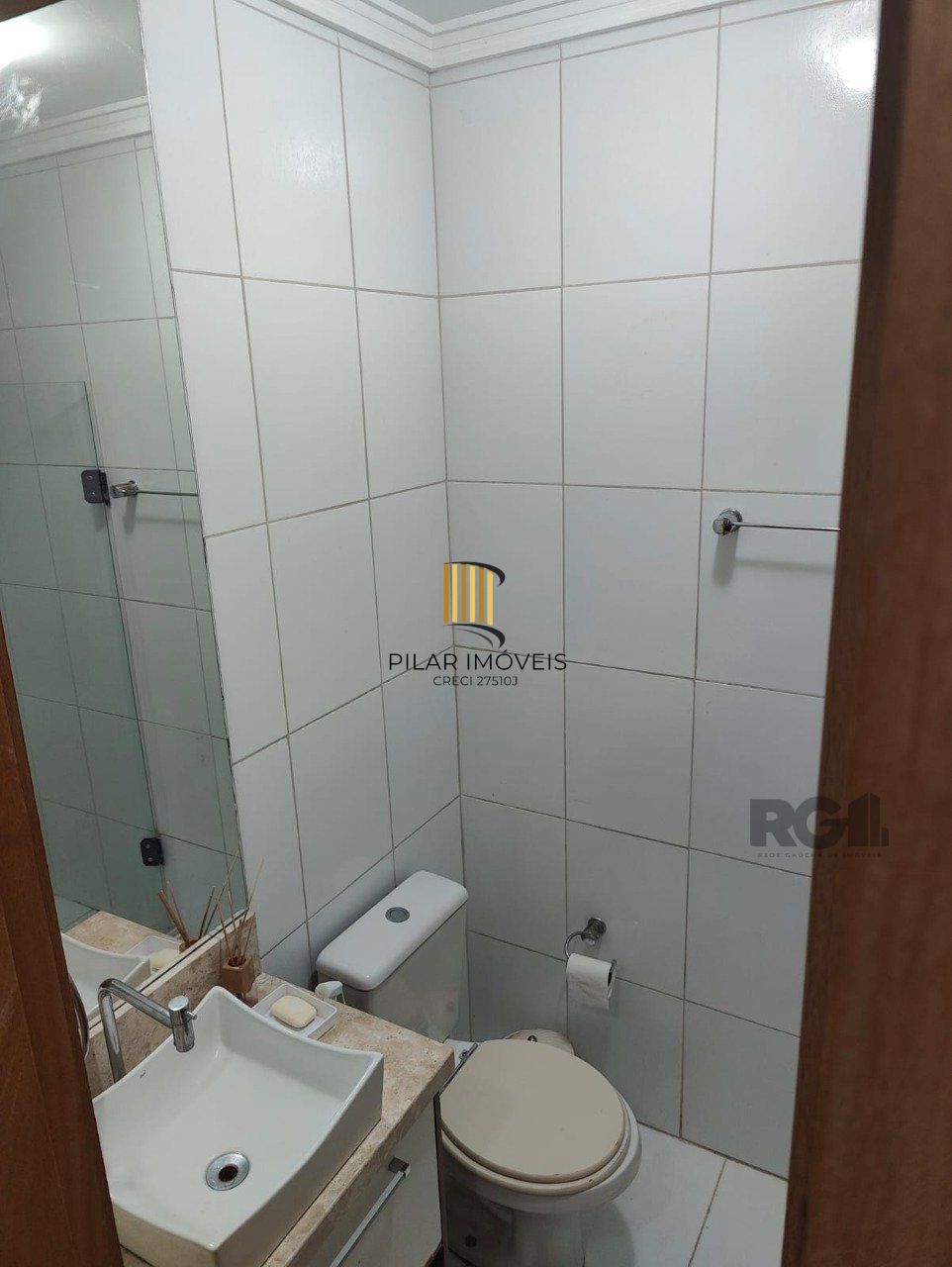 Casa com 2 dormitórios em condomínio fechado em Canoias
