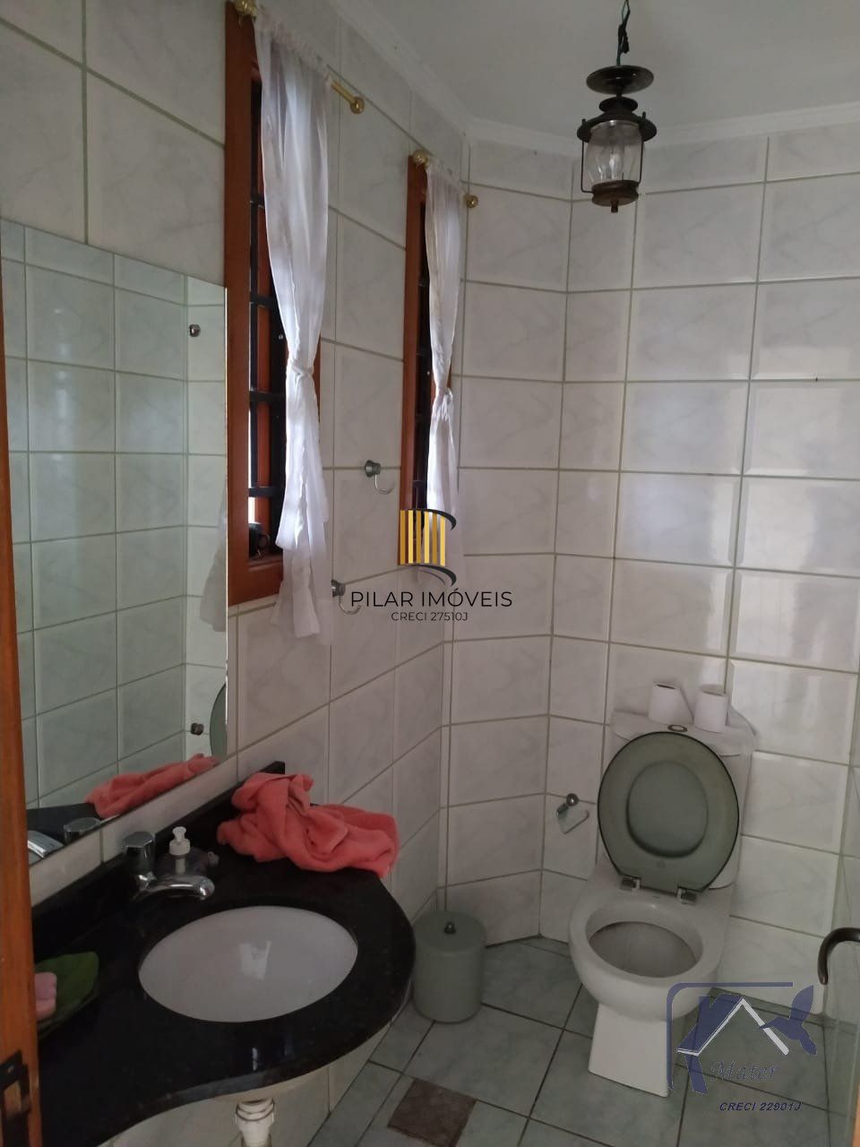 CASA COM 220m², 3 DORMITORIOS, SUITE, 4 VAGAS DE GARAGEM COBERTAS, BAIRRO IPANEMA, EM PORTO ALEGRE, RS