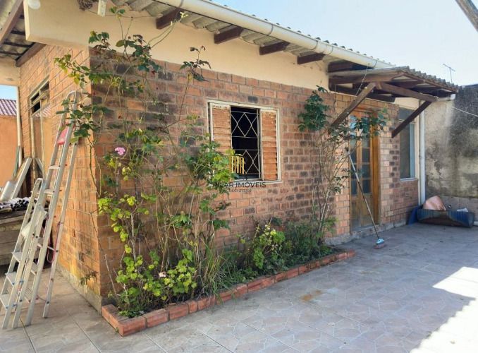 Imóvel com 4 dormitórios e casa auxiliar nos fundos do terreno