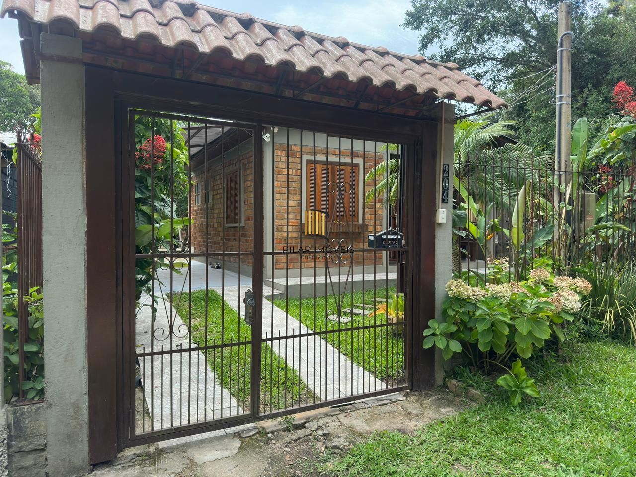 Casa de alvenaria toda reformada e mobiliada no bairro Lami