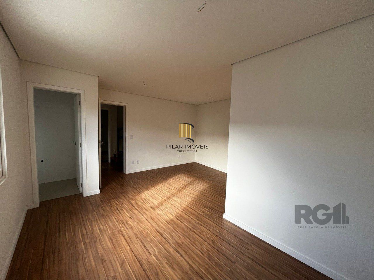 casa 3 dormitórios  1 suíte, 2 vagas, condomínio com piscina 240,22m² privativos no Bairro Vila Nova Porto Alegre/RS