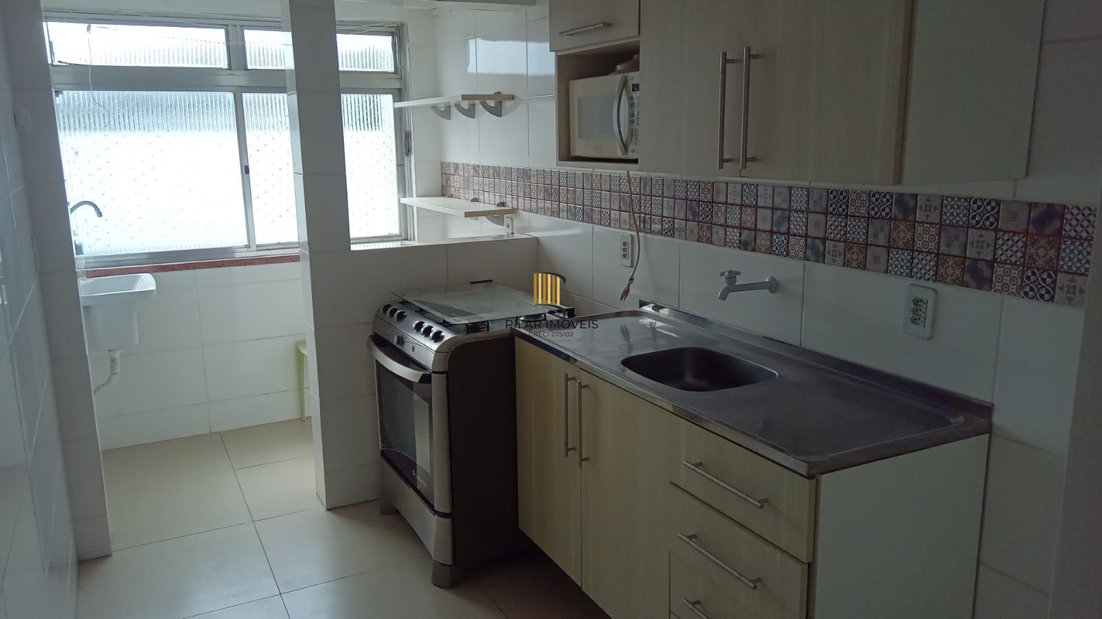 Apartamento de 2 dormitórios reformado com garagem escriturada fechada !