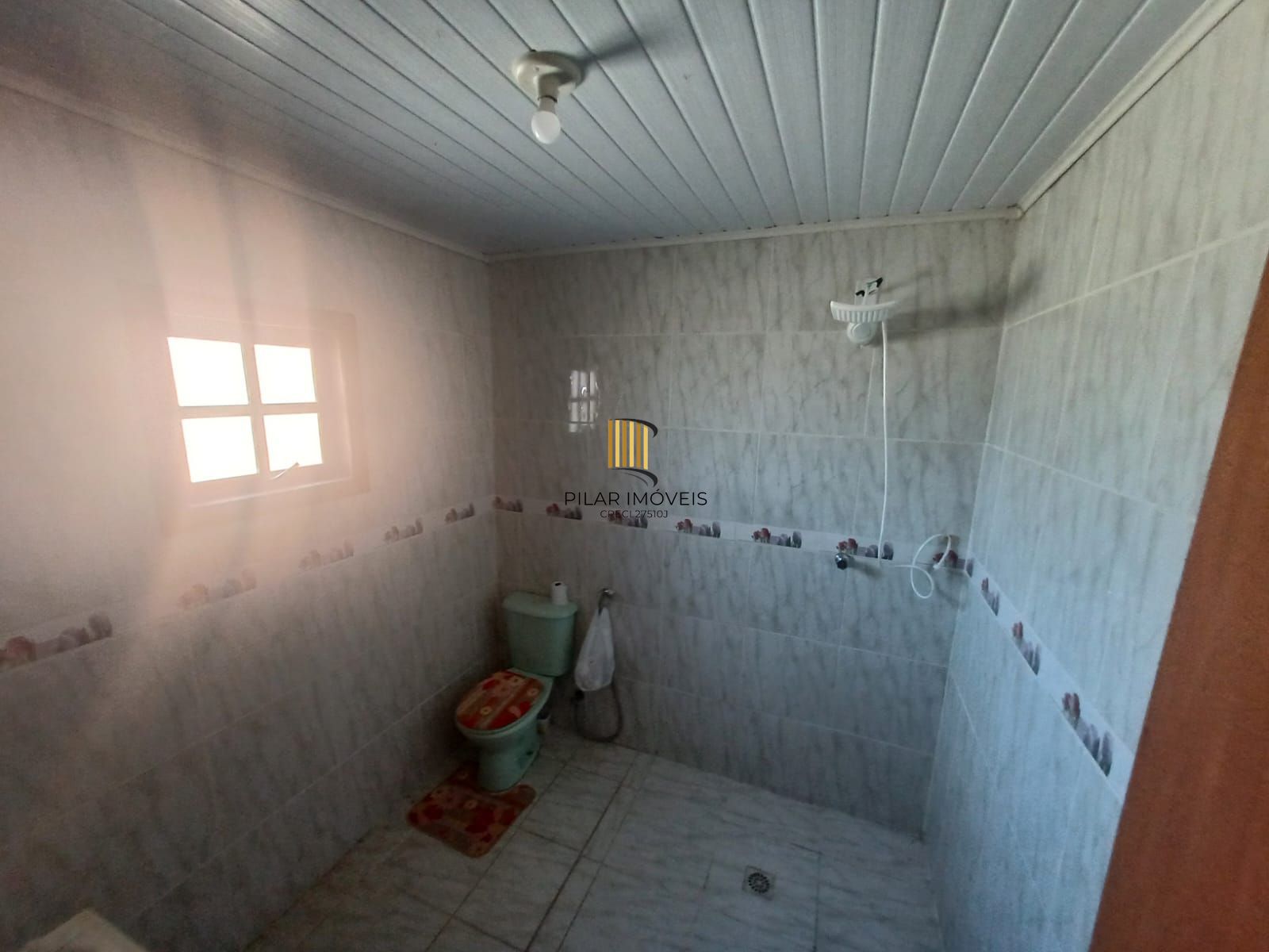 Casa com três dormitórios  e vaga pra dois carros.