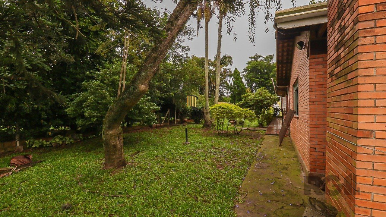 Casa com 2 quartos, vaga de garagem, churrasqueira, com 200m² privativos no centro de Esteio/RS