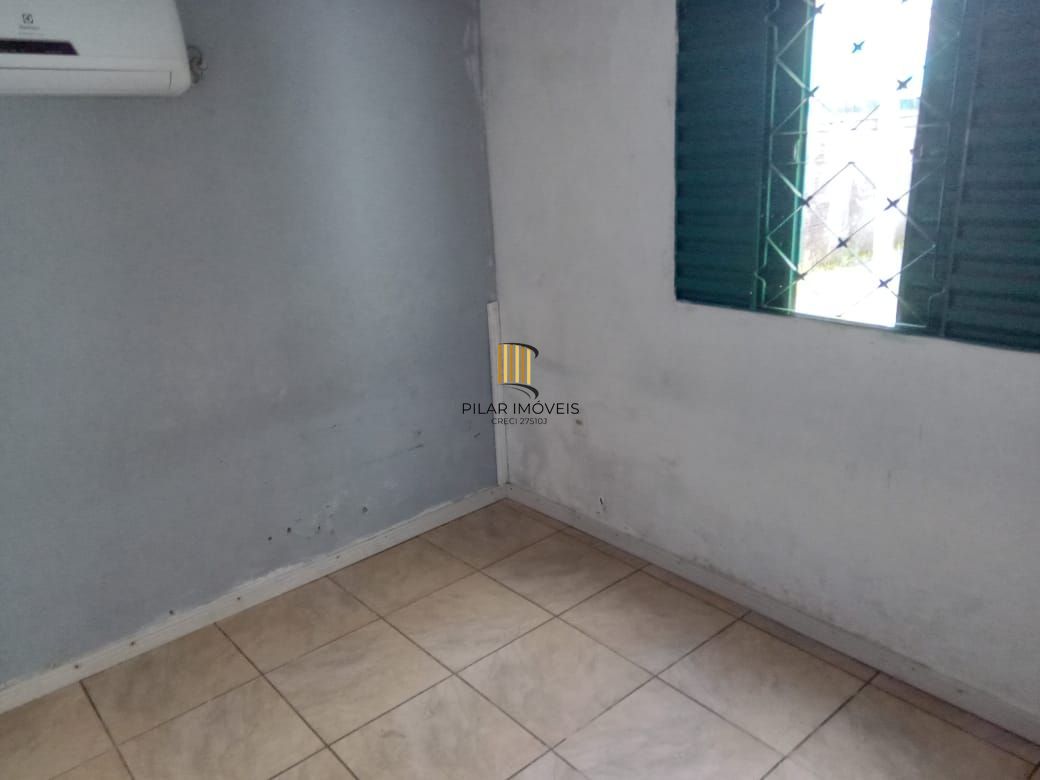 Casa com 2 dormitórios e 3 vagas de garagem !