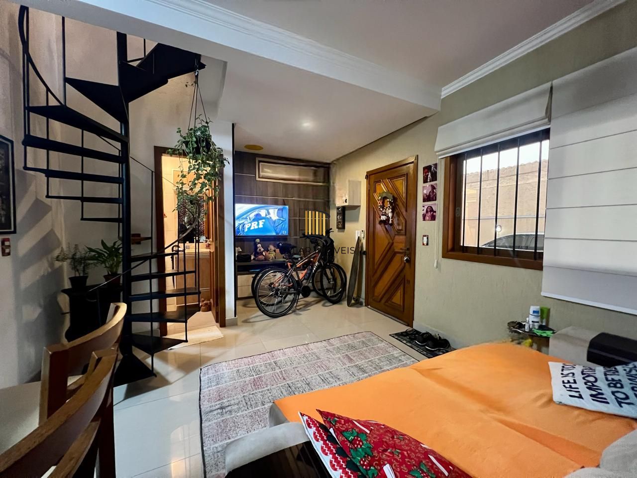 Casa em condomínio 2 dormitórios sem um com closet, vaga coberta, no bairro Cel. Aparicio Borges.