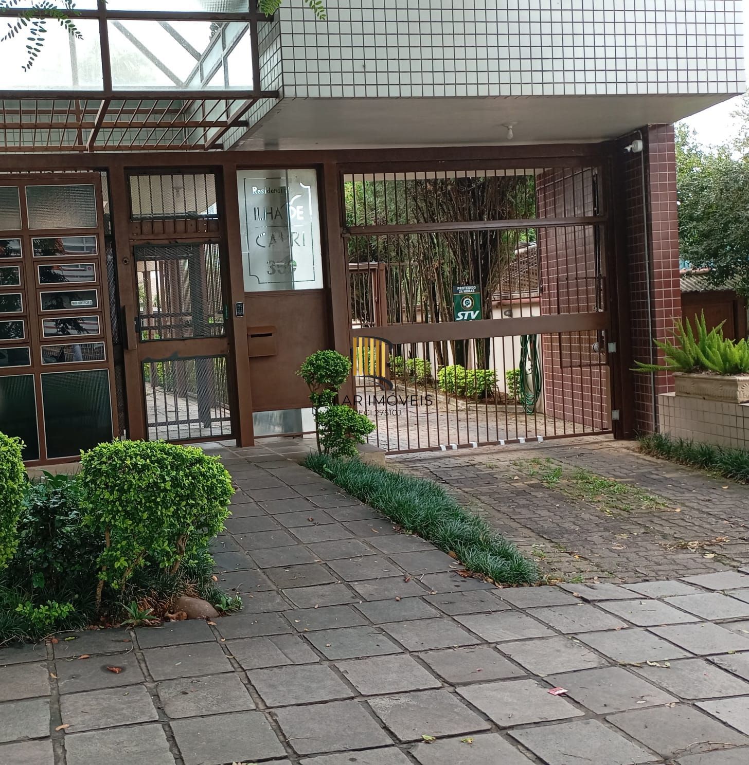 Apartamento com 02 quartos e 01 vaga coberta no Bairro Menino Deus, Porto Alegre