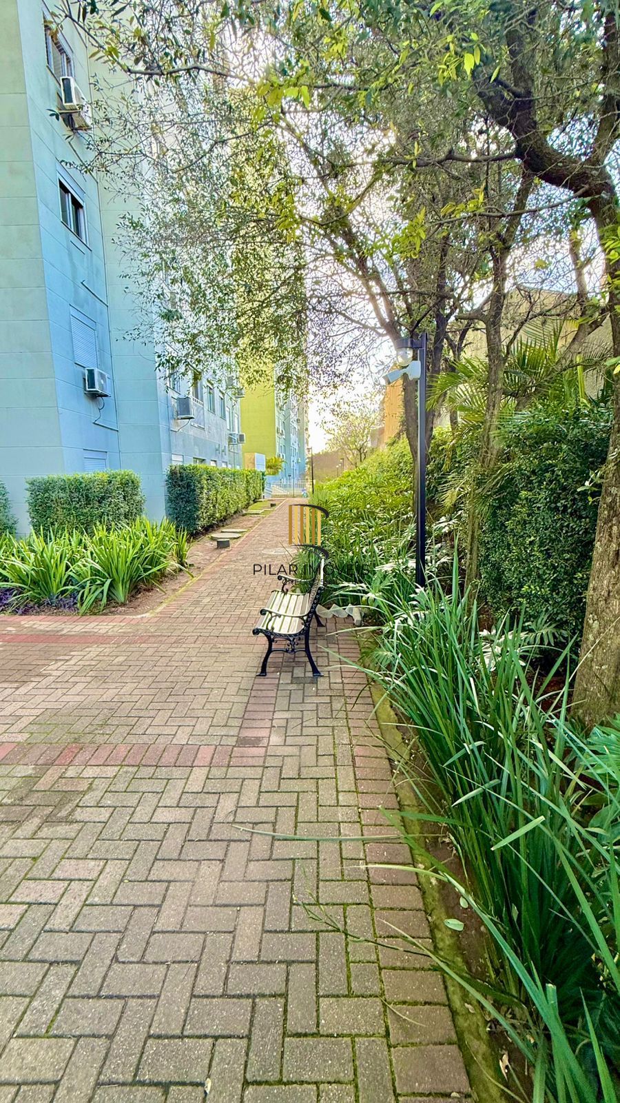 Apartamento com 02 quarto (01 suíte) e 01 vaga no Bairro Glória