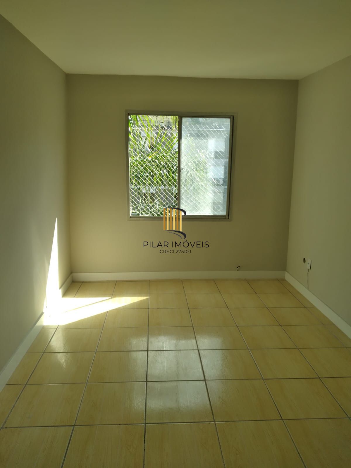 Apartamento com 02 quartos e 01 vaga escriturada e coberta, na Av. Antônio de Carvalho