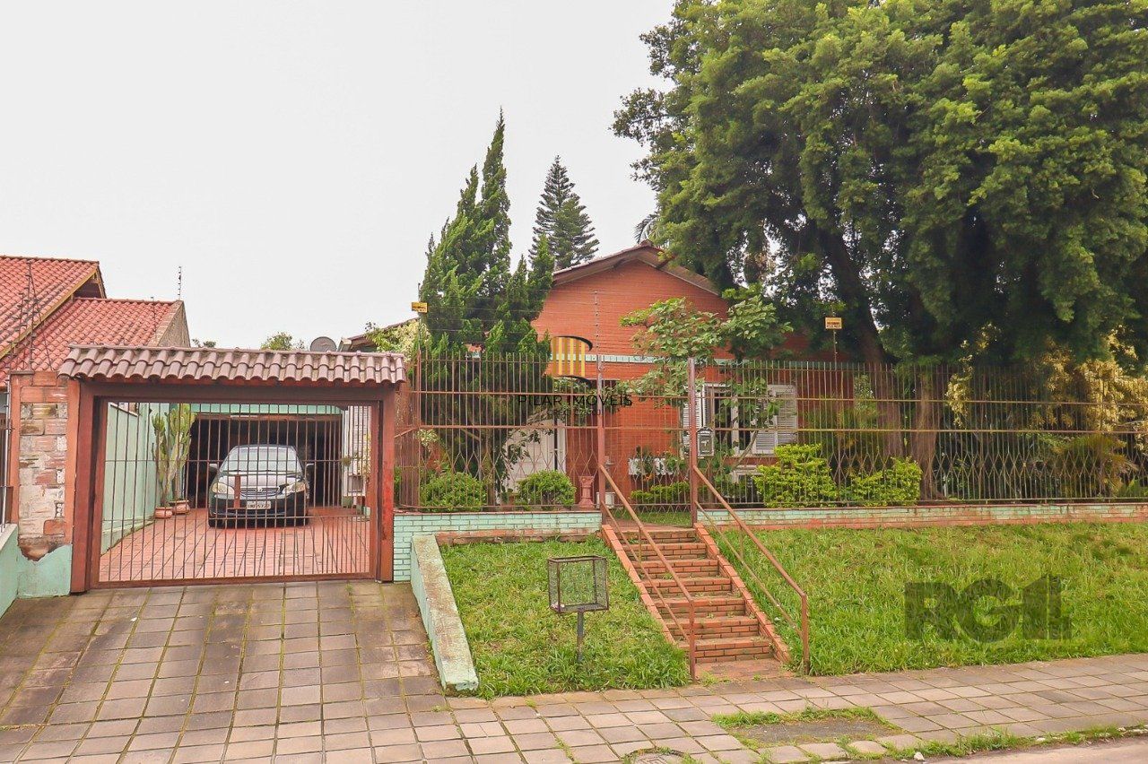 Casa com 2 quartos, vaga de garagem, churrasqueira, com 200m² privativos no centro de Esteio/RS