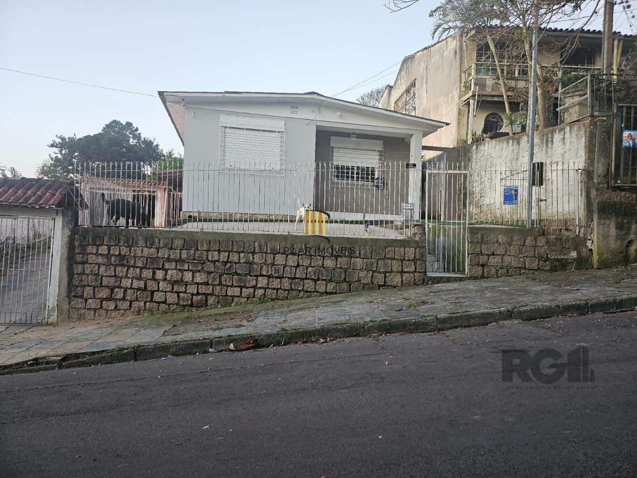 Terreno com casa com 3 quartos, vaga de garagem, no bairro Ipanema, Porto Alegre/RS