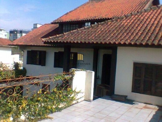Mansão com 05 Quartos no Bairro Partenon