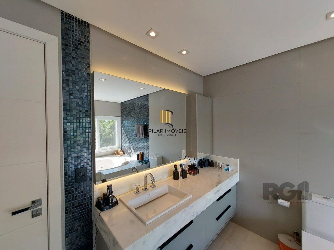 Casa para Venda - 296m², 3 dormitórios, sendo 1 suites, 3 vagas - Vila Nova, Porto Alegre