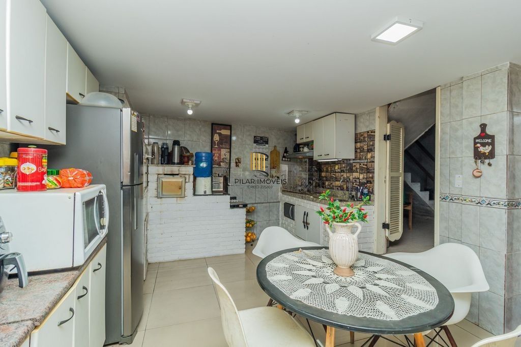 CASA 03 dormitórios, 2 suítes,  216m² privativos  com piscina no BAIRRO MEDIANEIRA