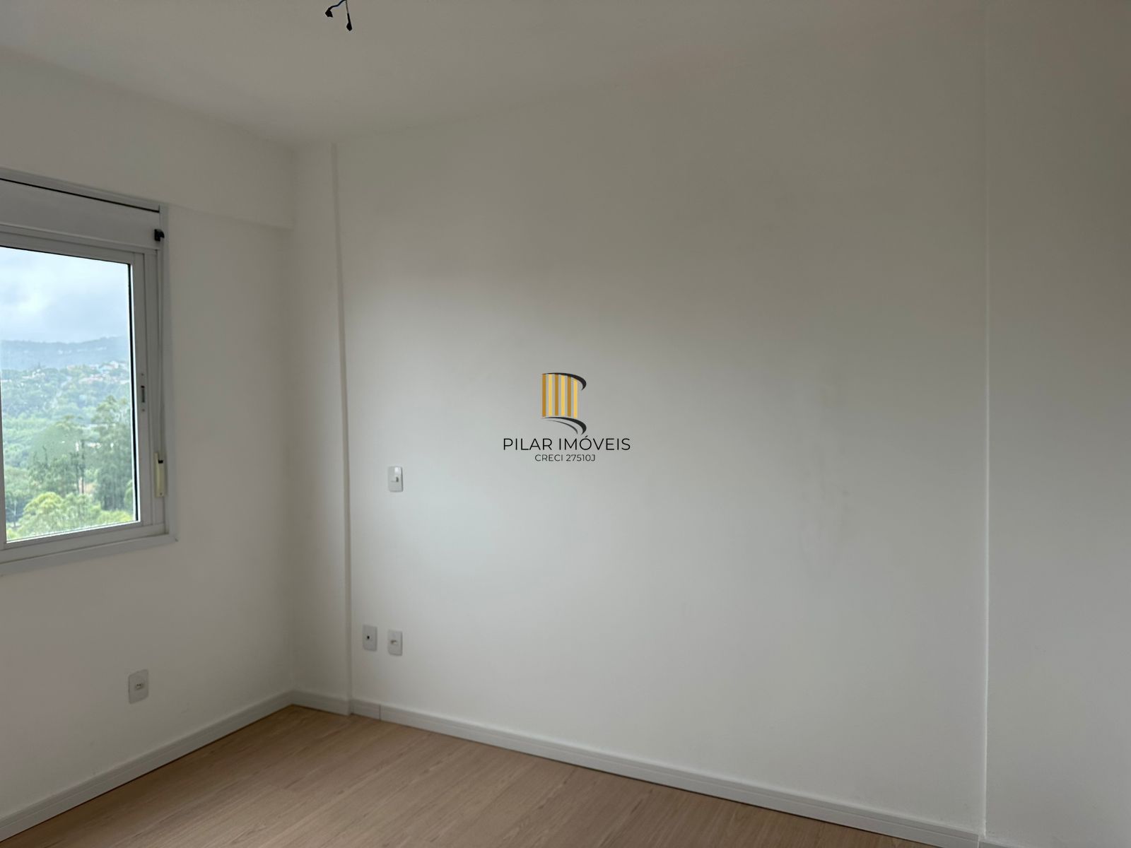 Apartamento com 02 quartos e 01 vaga escriturada no Bairro Cavalhada