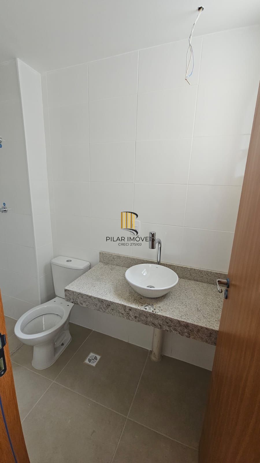 Apartamento 2 dormitórios , suíte , sacada com churrasqueira , 1 vaga de garagem coberta !