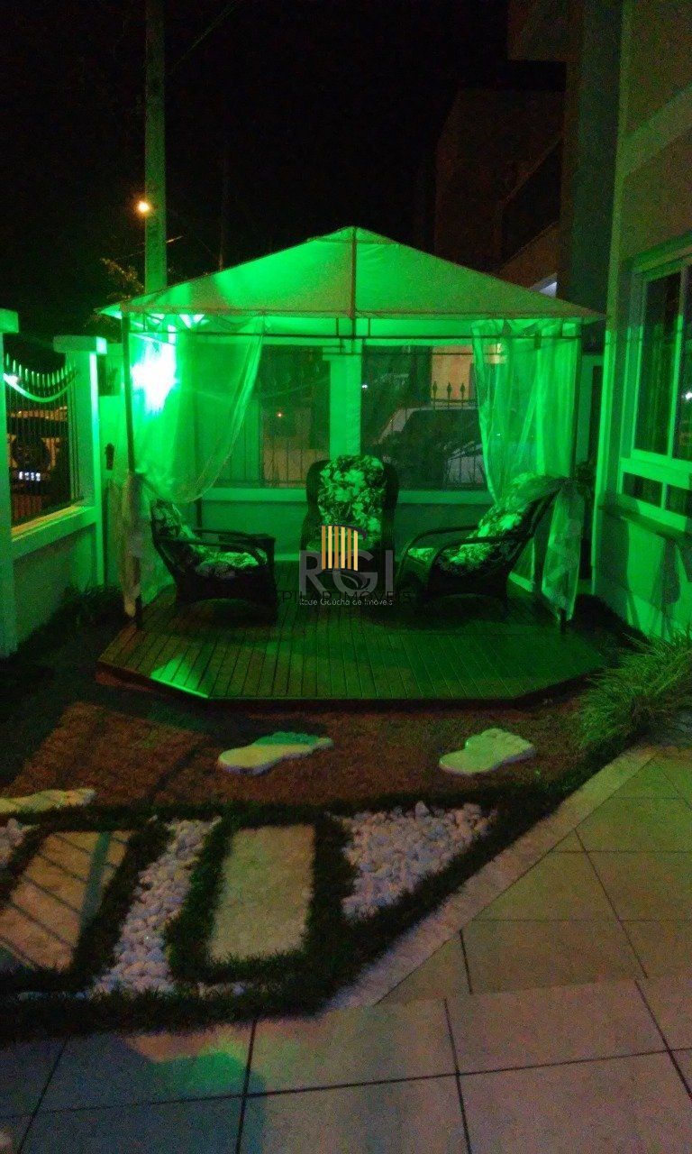 Casa para Venda - 272m², 3 dormitórios, sendo 1 suítes, 2 vagas - Hípica