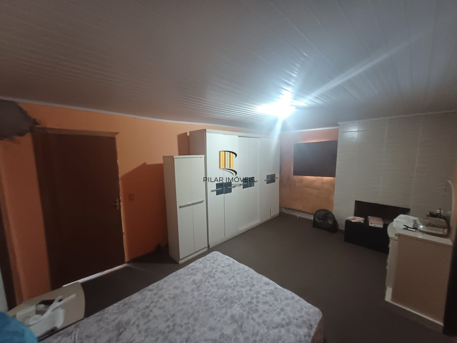 Casa com três dormitórios  e vaga pra dois carros.