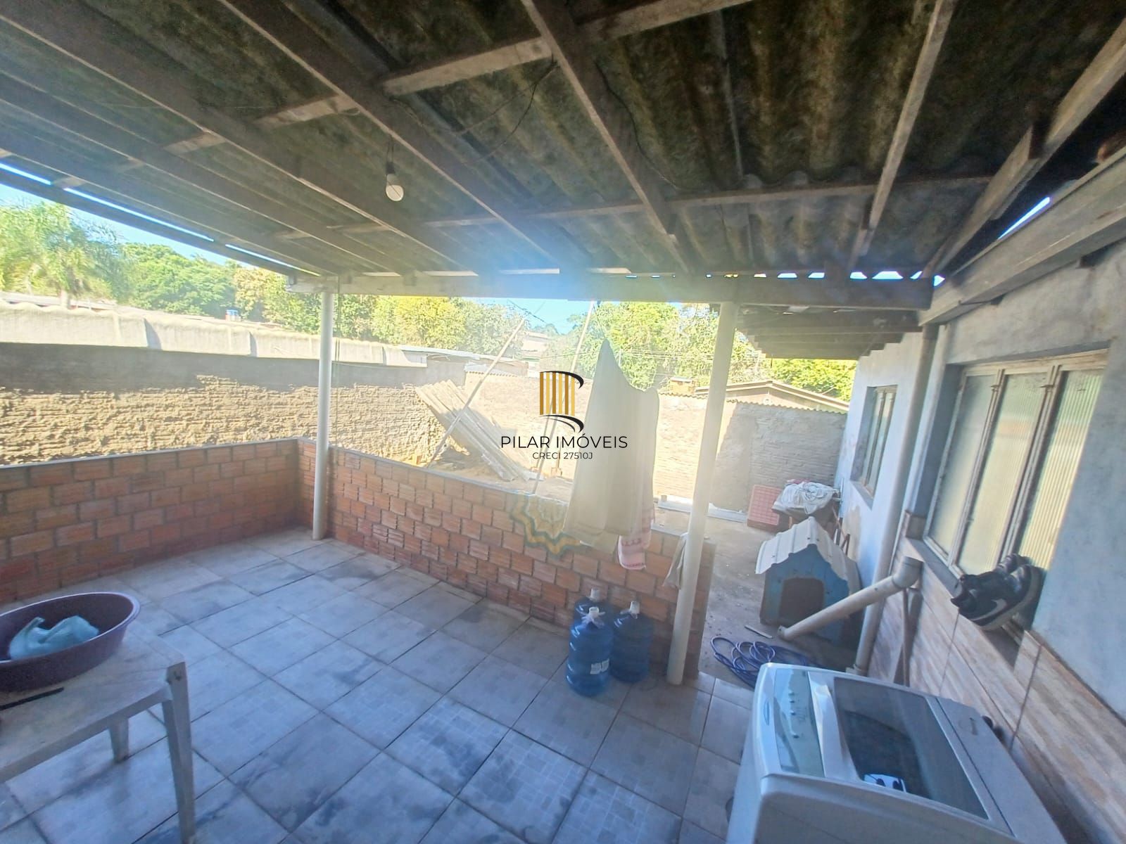 Casa com três dormitórios  e vaga pra dois carros.