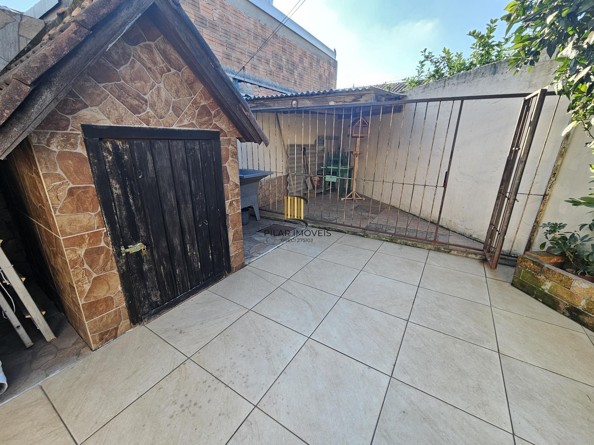 Oportunidade Única! Casa Residencial com 2 Quartos, 2 Banheiros e 2 Vagas de Garagem em Cachoeirinha, Rio Grande do Sul**
