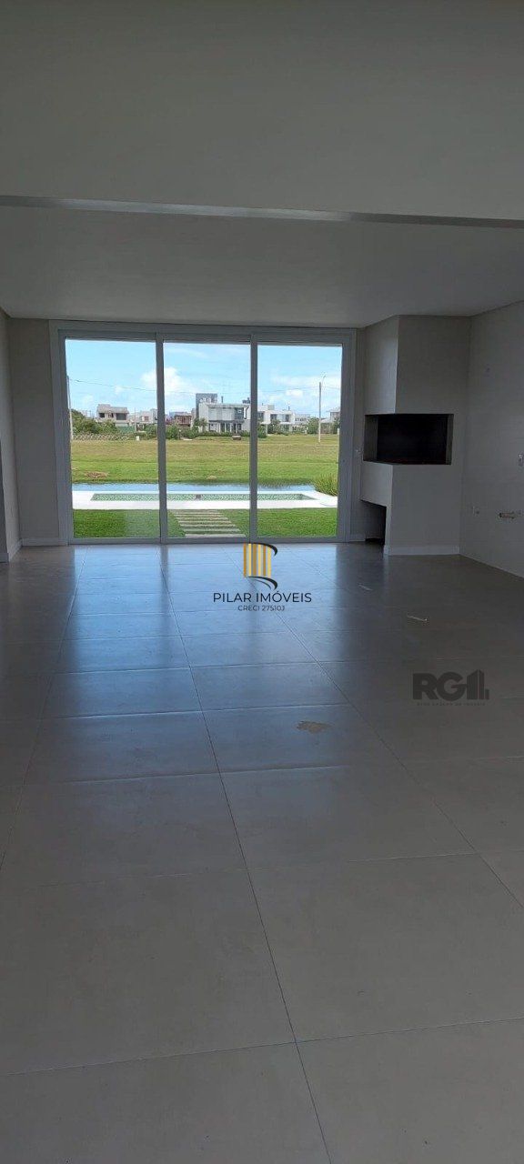 Casa em condomínio com 3 dormitórios, sendo todos suítes em Torres
