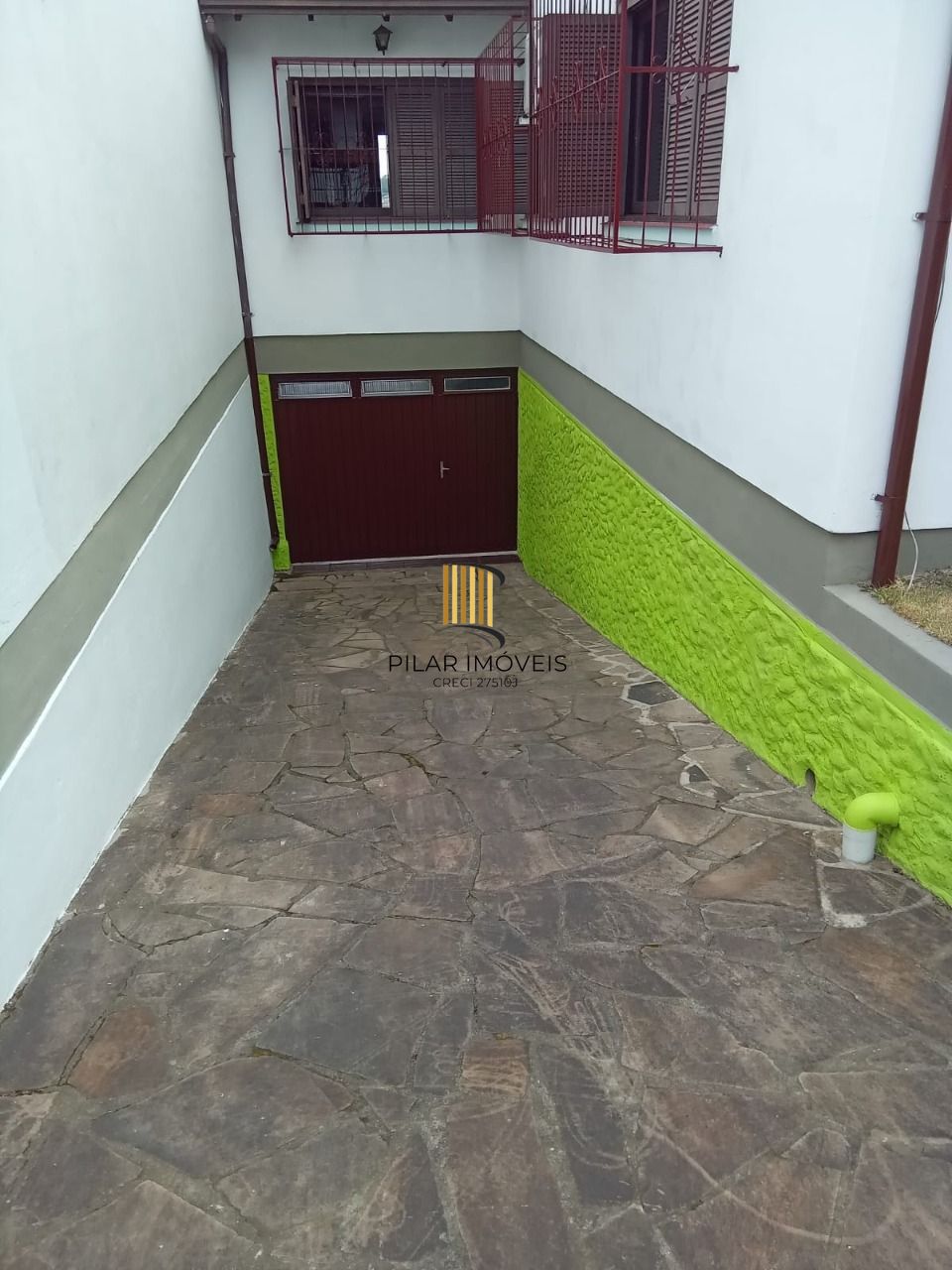 Casa com 3 dormitórios , 2 vagas de garagem fechada !