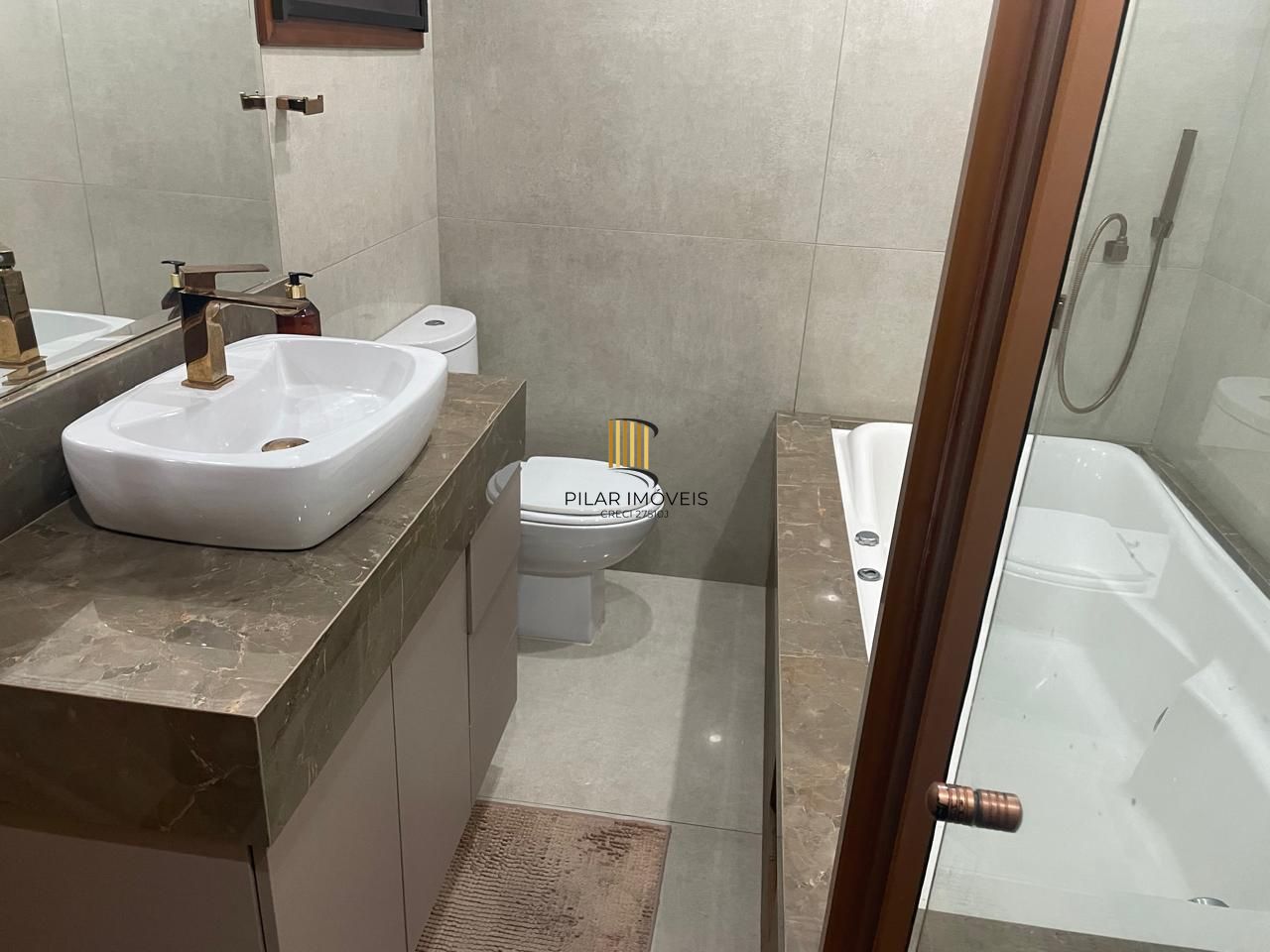Casa em Condomínio com 03 quartos (01 suíte com closet) e 06 vagas no Ecoville