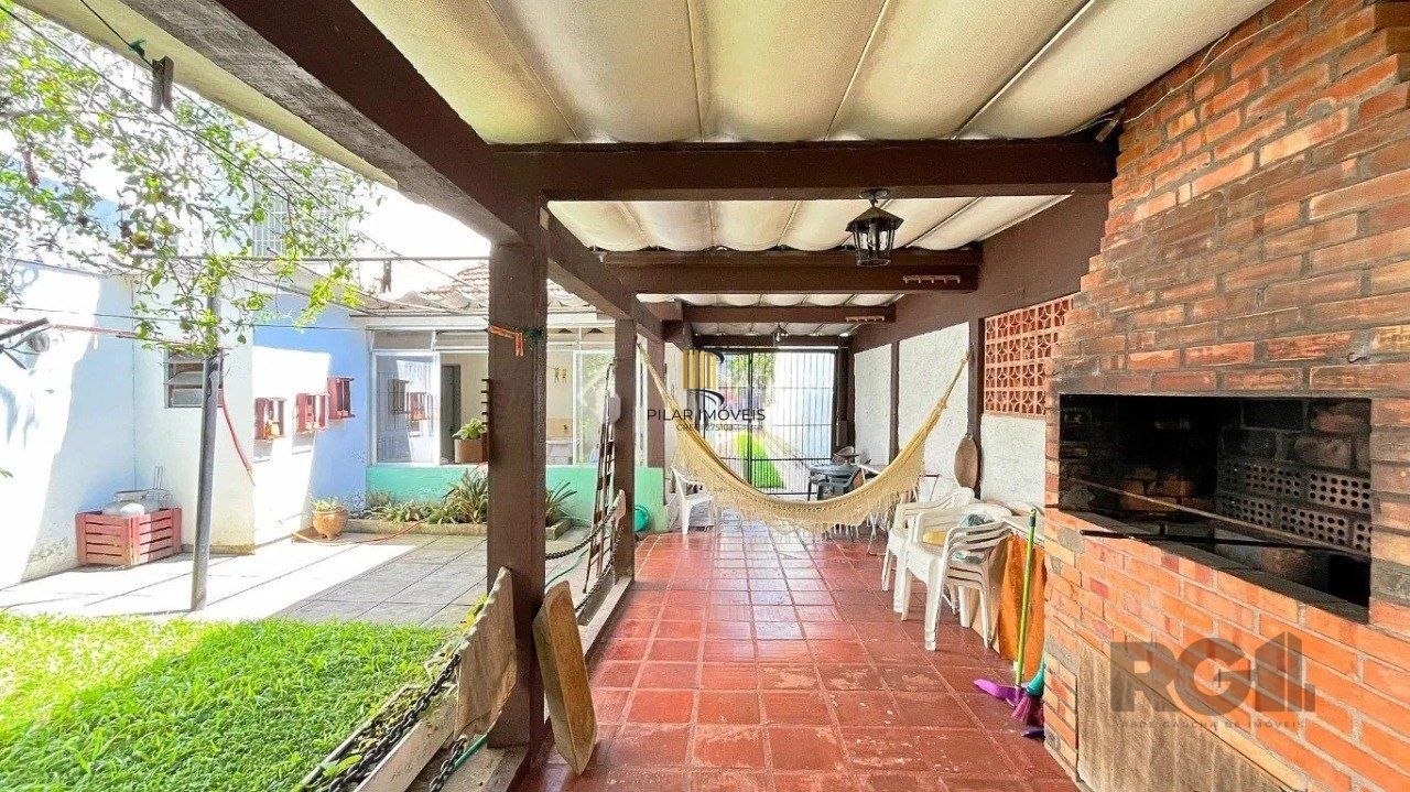 casa com 3 dormitórios, sendo 1 suíte, vaga para 4 carros, no bairro Santana