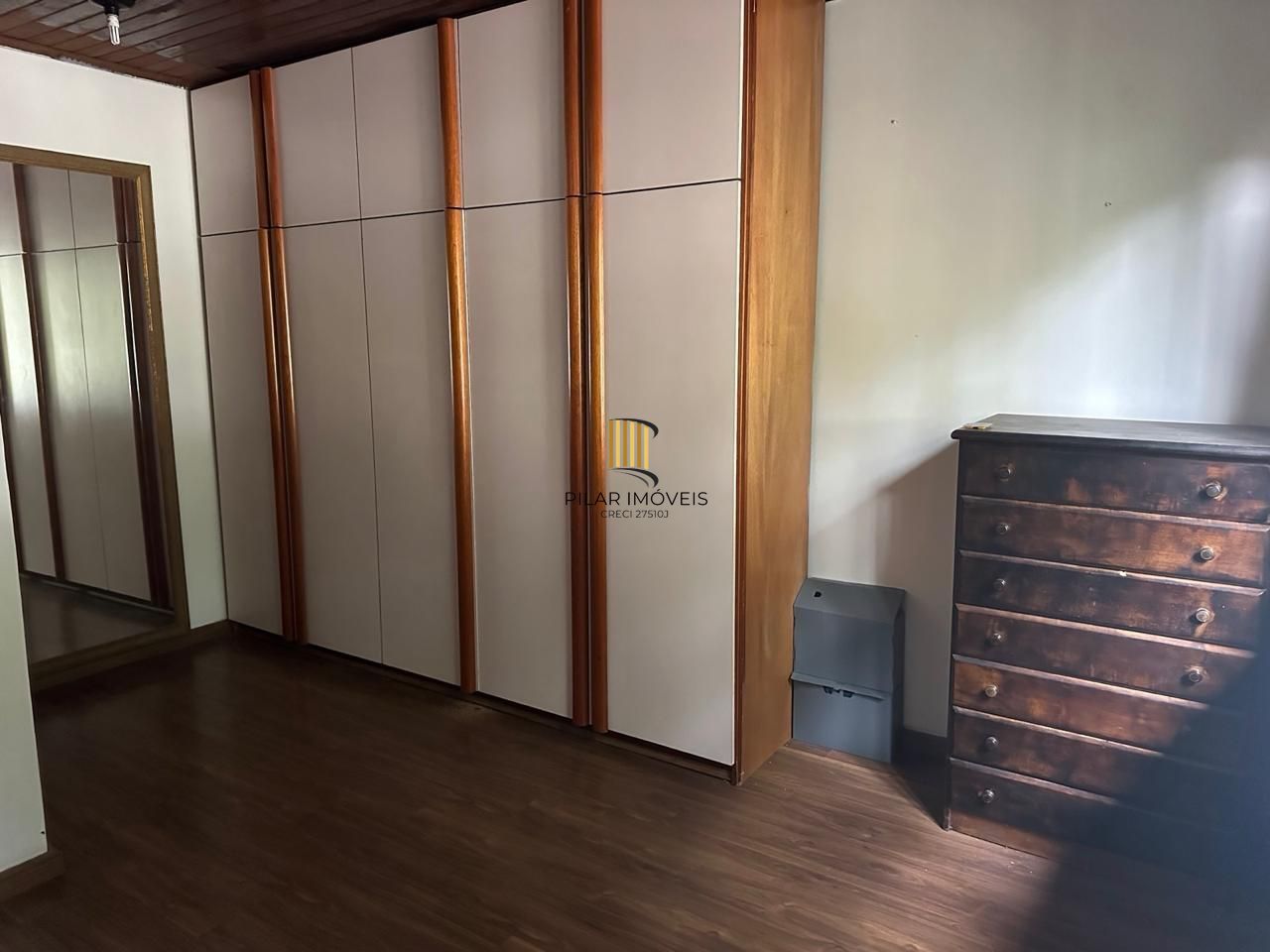 Casa com 03 quartos e 02 vagas de garagem