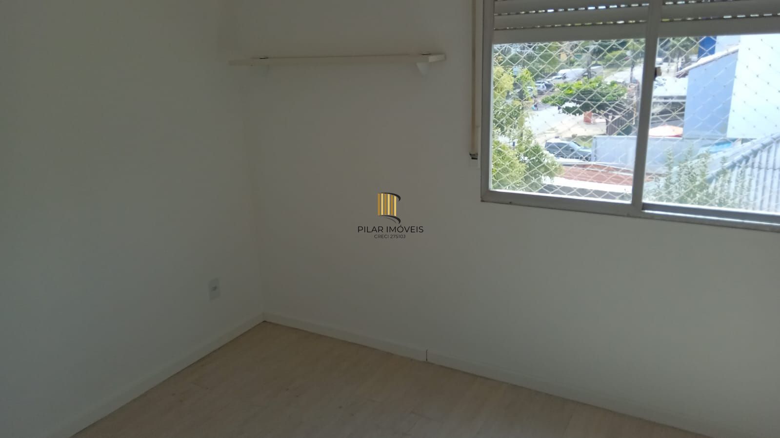 Apartamento de 2 dormitórios reformado com garagem escriturada fechada !