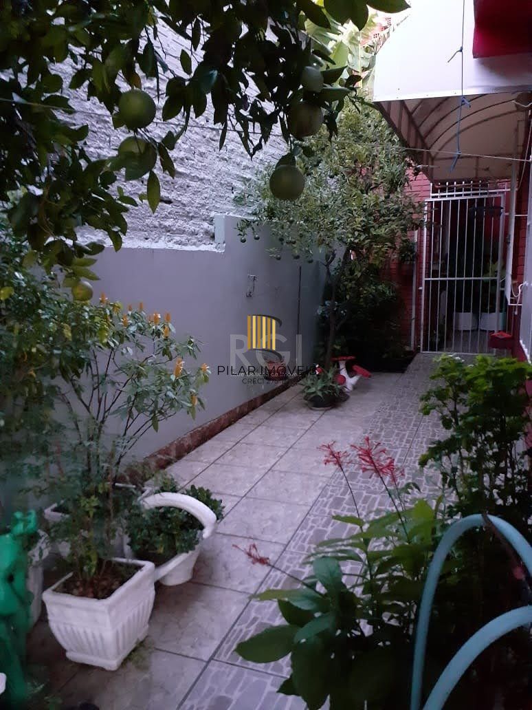 Casa para Venda - 250m², 3 dormitórios, 1 vaga - Camaquã, Porto Alegre