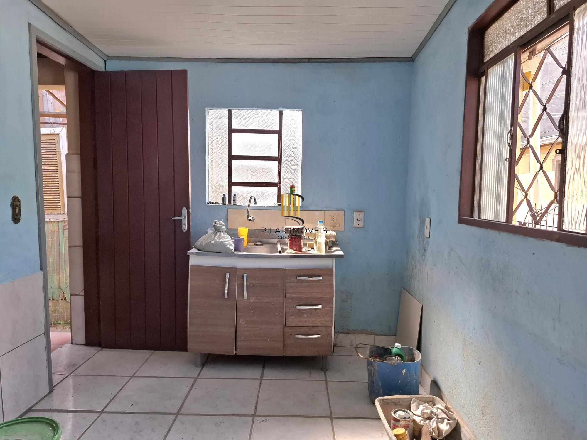 Vende Casa no Bairro Cavalhada em acesso a poucos metros da Avenida. Construídos 2 residências geminadas com 1 dormitório separado, sala e cozinha integrados casa uma, mais chalé antigo de madeira.