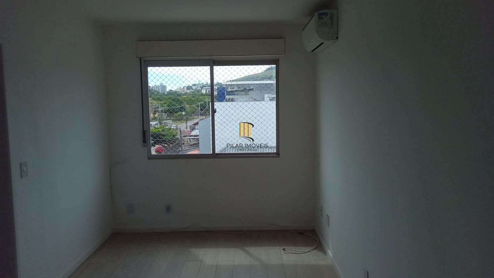 Apartamento de 2 dormitórios reformado com garagem escriturada fechada !