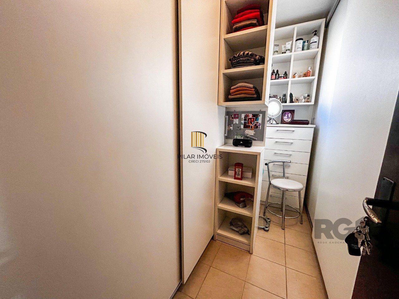 Casa 3 dormitórios, suíte, lareira, churrasqueira,, pátio, vaga garagem com 309 m² privativos.