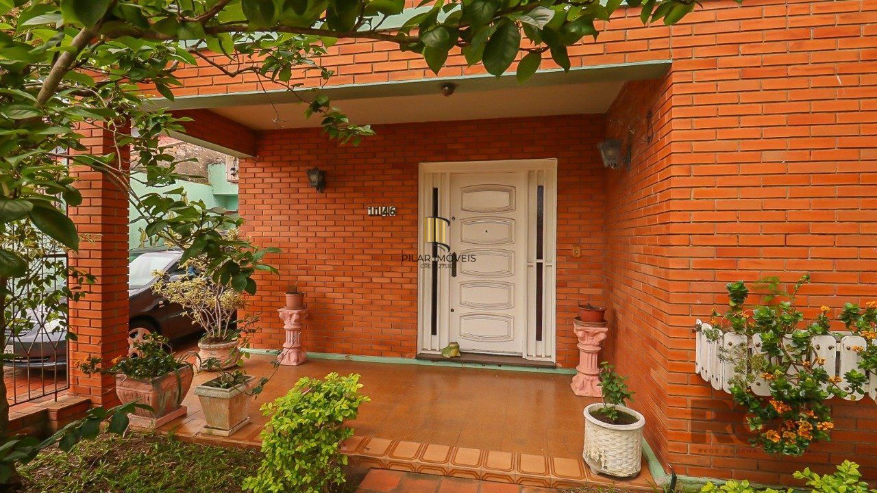 Casa com 2 quartos, vaga de garagem, churrasqueira, com 200m² privativos no centro de Esteio/RS