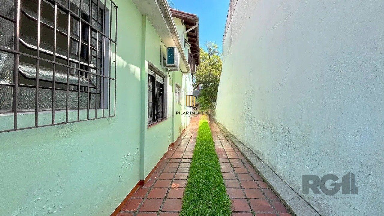 casa com 3 dormitórios, sendo 1 suíte, vaga para 4 carros, no bairro Santana