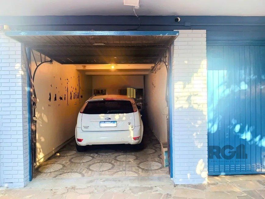 APARTAMENTO 2 DORMITORIOS, GARAGEM COBERTA, DEPEDENCIA DE EMPREGADA, TERCEIRO ANDAR NO PASSO DA AREIA, PORTO ALEGRE RS