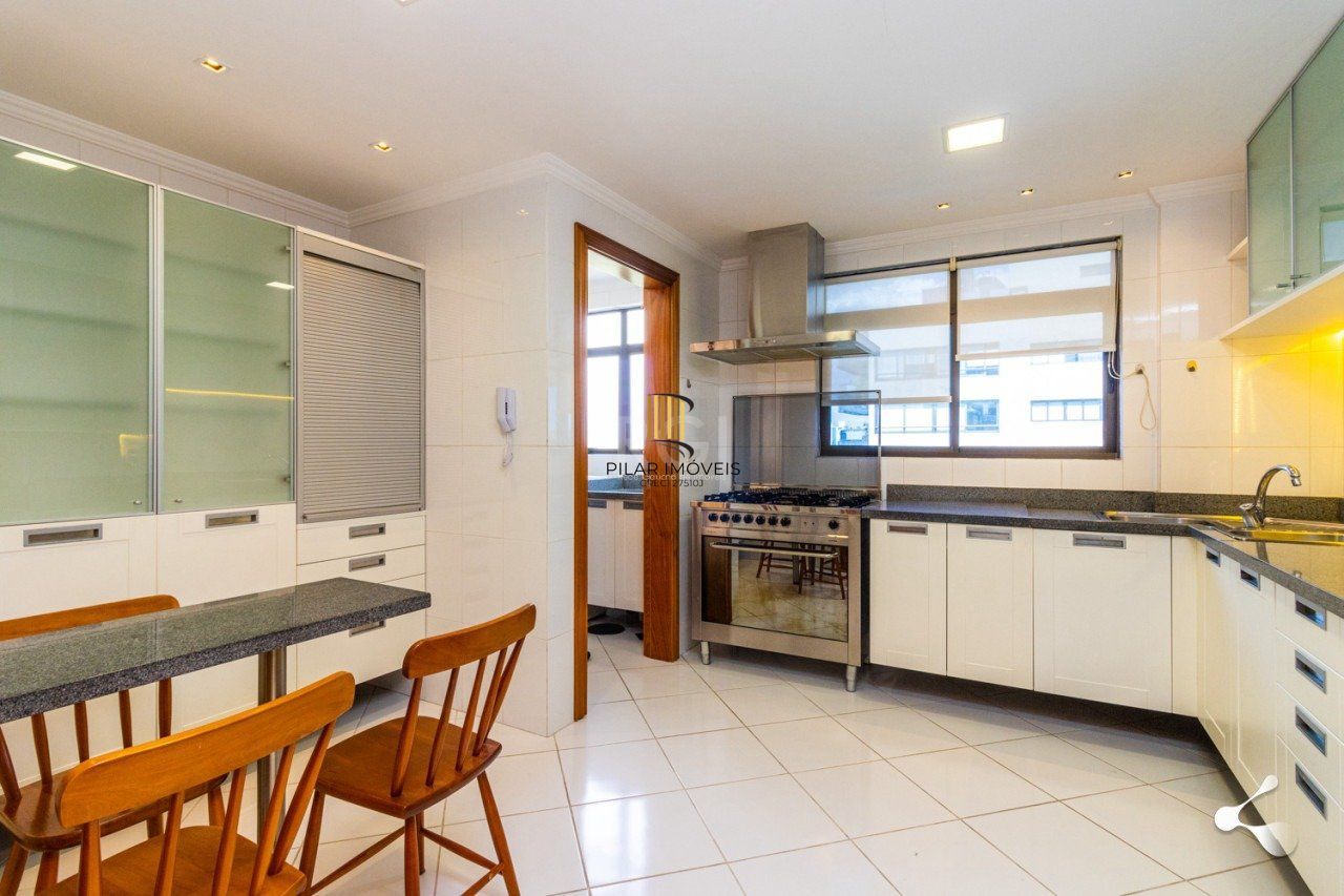 Espetacular Apto. semi mobiliado no bairro Rio Branco, Porto Alegre/RS, um por andar, 195m, andar alto, lareira, churrasqueira, 3 suites, 4 vagas