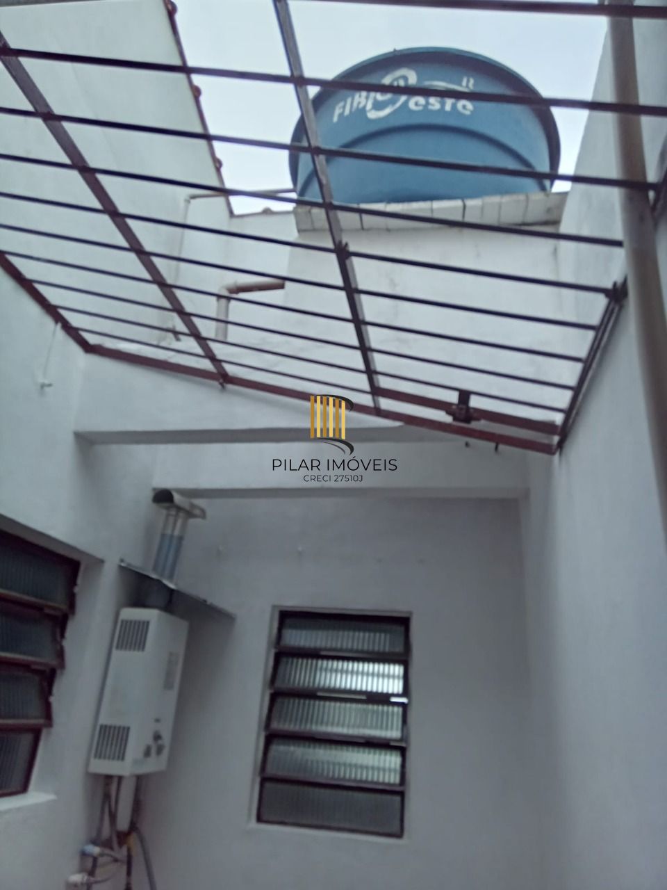 Casa com 3 dormitórios , 2 vagas de garagem fechada !