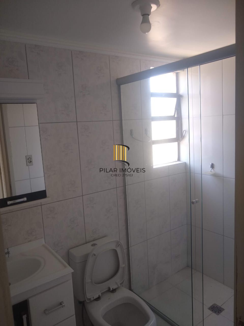 Apartamento com 02 quartos e 01 vaga escriturada no Bairro Rubem Berta