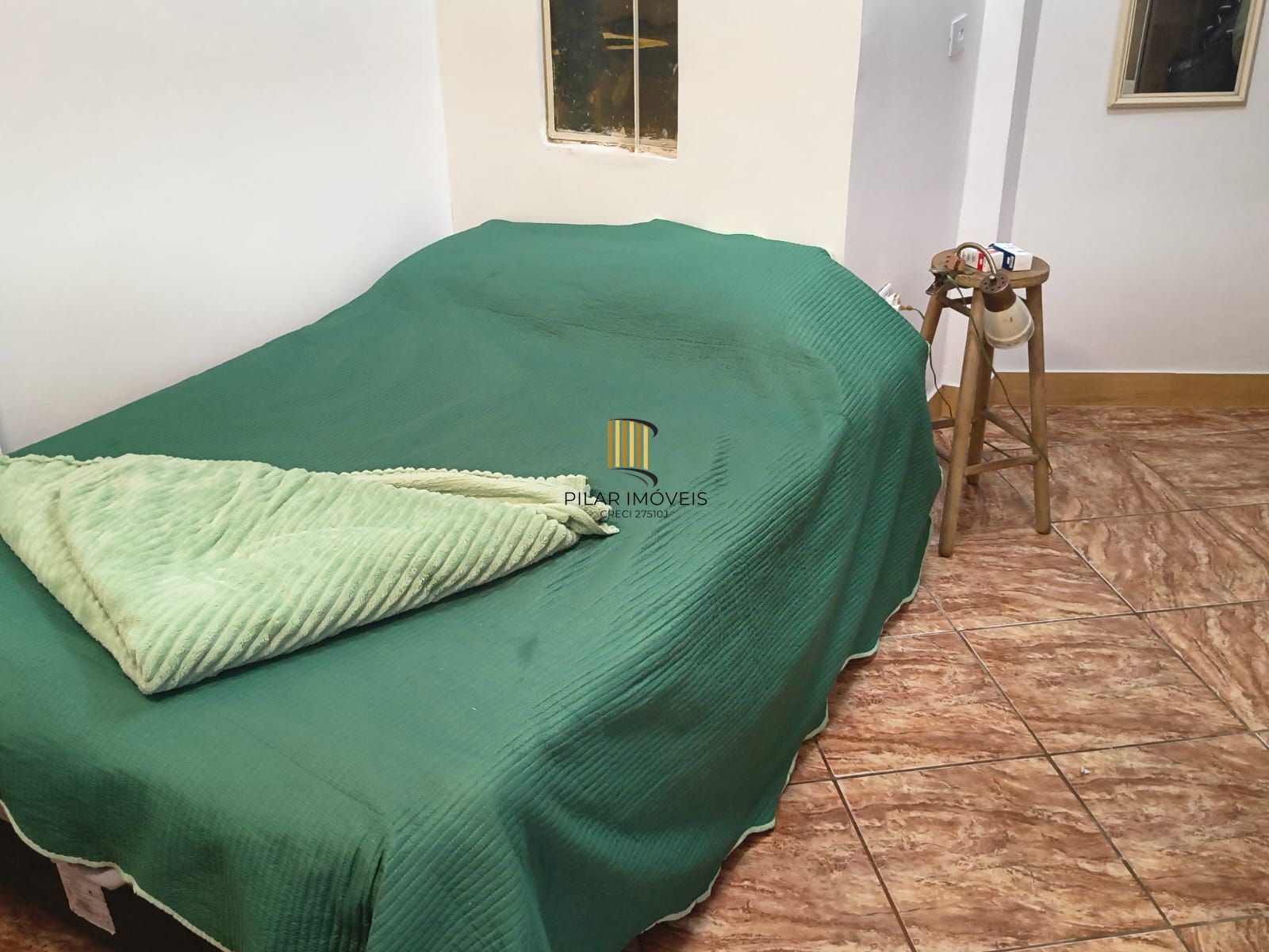 Casa com 2 vagas de garagem para carros pequenos