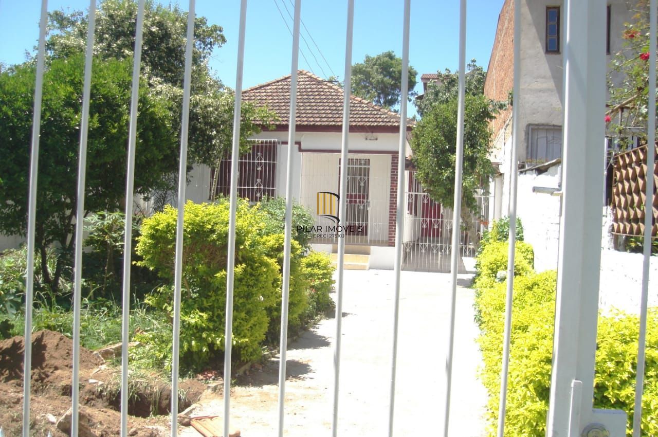 Vende Casa térrea com ótimo pátio - Ótima localização próximo do Hospital Conceição, supermercados, escolas, shopping