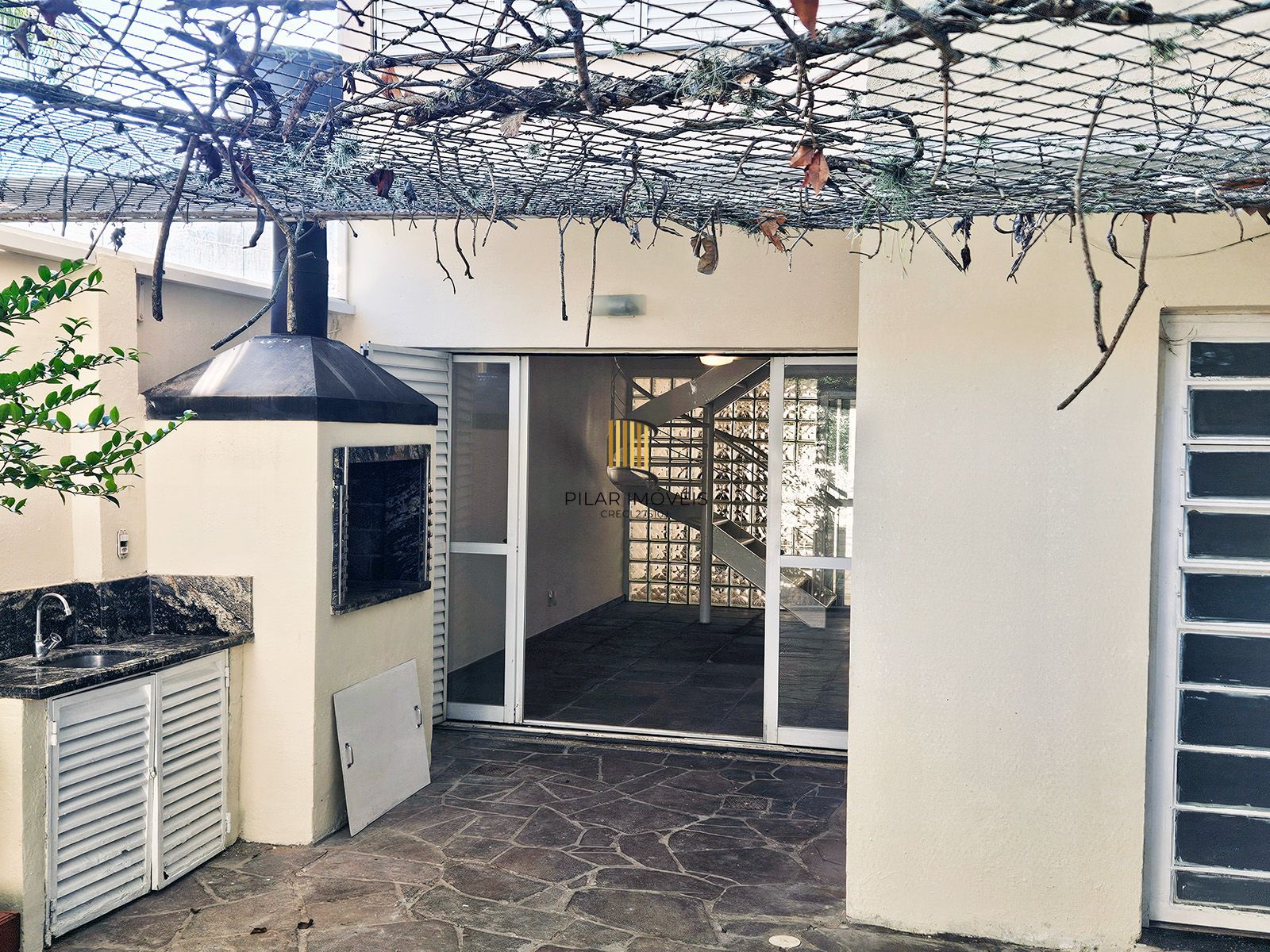 Casa com 4 quartos (02 suítes), 02 vagas cobertas no Bairro Ipanema