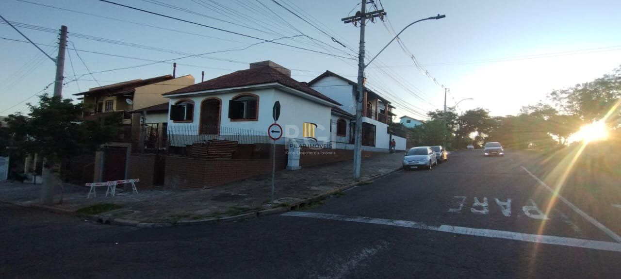 Casa de 4 dormitórios no bairro Parque Santa Fé