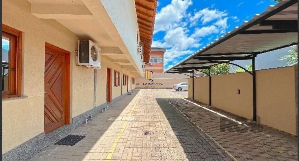Casa em condomínio 2 dormitórios sem um com closet, vaga coberta, no bairro Cel. Aparicio Borges.