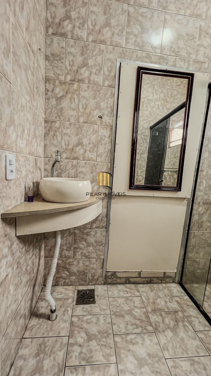 Apartamento com 02 quartos e 01 vaga, no Bairro Navegantes em Porto Alegre