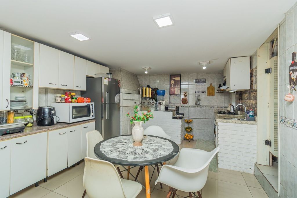 CASA 03 dormitórios, 2 suítes,  216m² privativos  com piscina no BAIRRO MEDIANEIRA