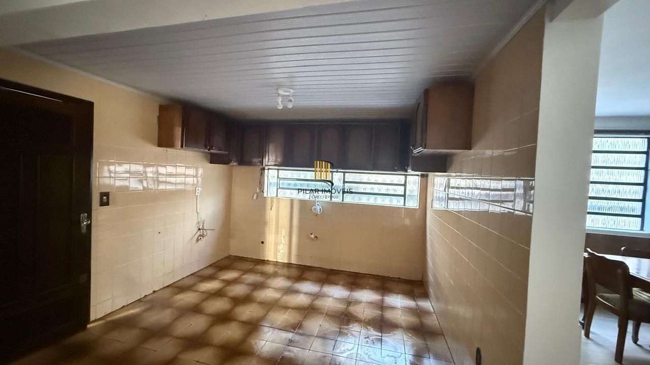 CASA 3 DORMITÓRIOS 4 BANHEIROS 4 VAGAS 1 SUÍTE, PÁTIO NO BAIRRO MEDIANEIRA PORTO ALEGRE/RS